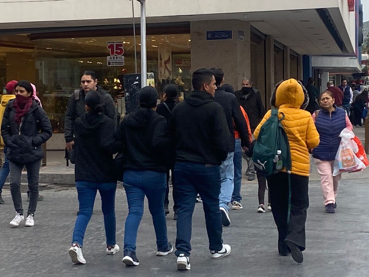 Las compras previo a las fiestas navideñas han incrementado la movilidad en el centro de Torreón. (Lucero Sánchez)