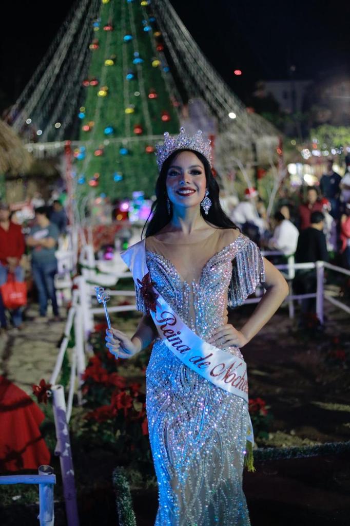 Coronaron a la reina de las fiestas decembrinas en Huejutla. (Wendy Salazar)