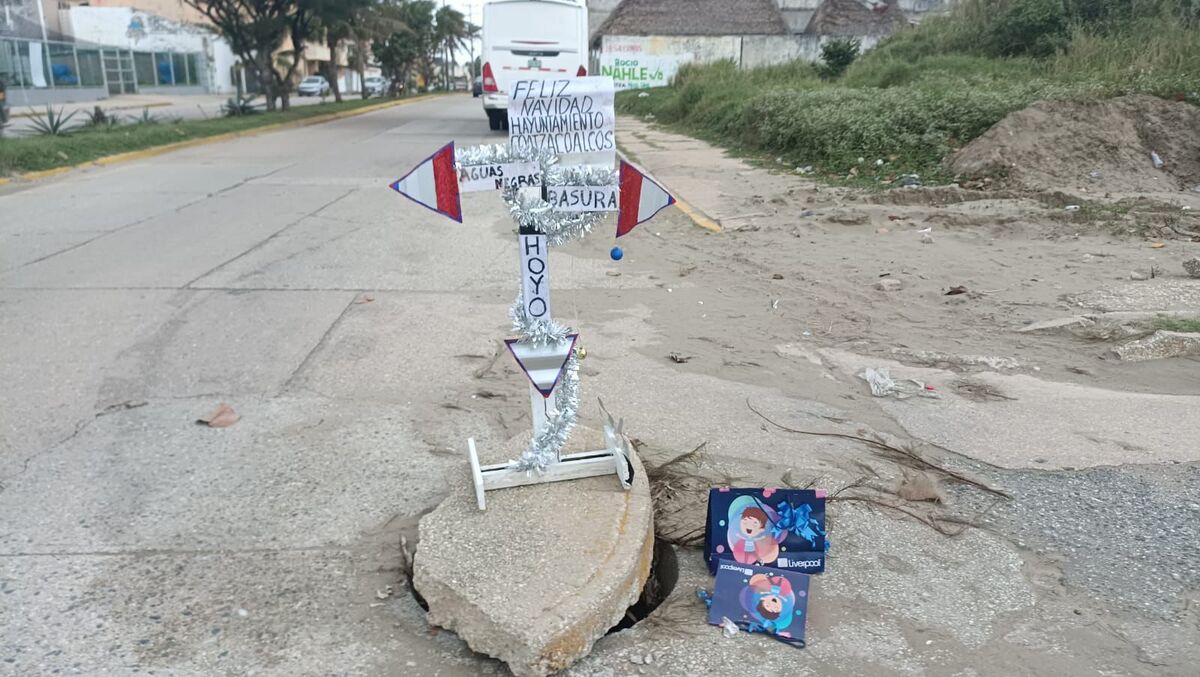 Habitantes colocaron el adorno y un par de regalos en el bache de Coatzacoalcos. | Especial