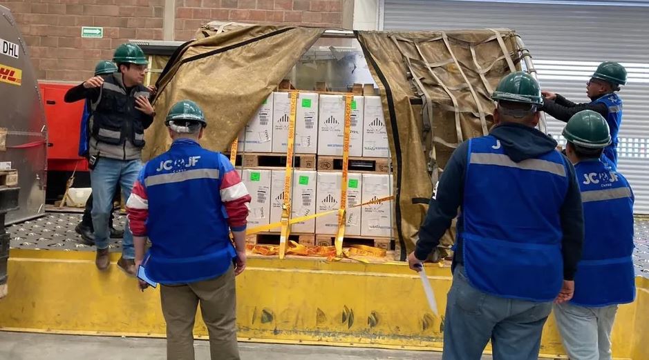 Llega a México primer cargamento de la vacuna Pfizer actualizada contra covid-19