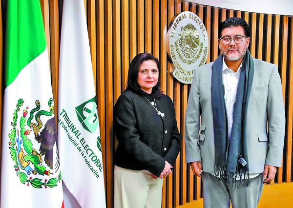 La magistrada junto al aún presidente del organismo, Reyes Rodríguez Mondragón. ESPECIAL