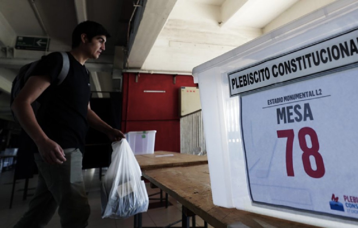 Chilenos votan plebiscito de Constitución (EFE)