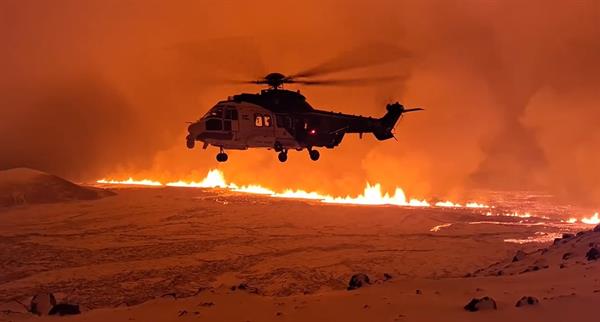 Fotografía proporcionada por la Guardia Costera de Islandia muestra a la tripulación del TF-EIR, un helicóptero de la Guardia Costera | Agencia EFE