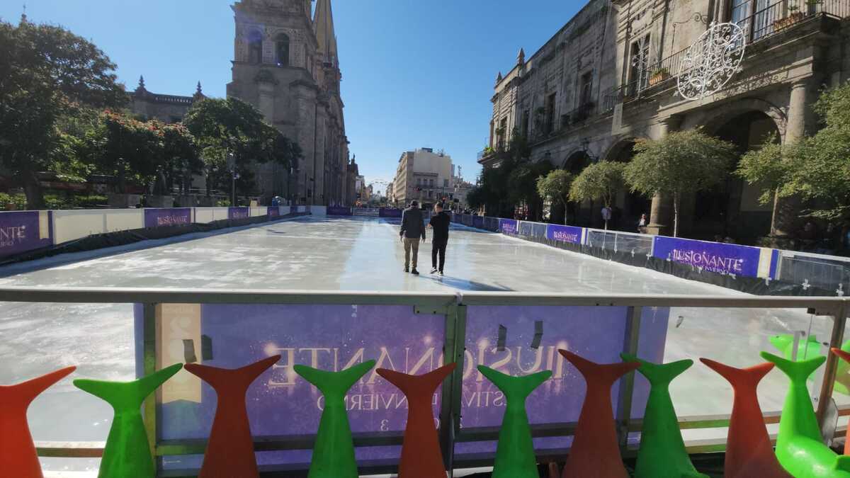 Inaugura Enrique Alfaro la pista de hielo en el centro histórico de Guadalajara (Juan Carlos Munguía)