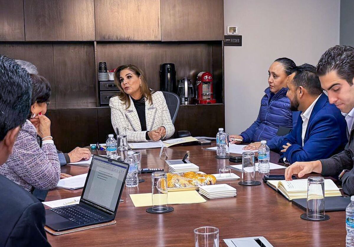 Mara Lezama, Gobernadora de Quintana Roo en reunión con Alfonso Cepeda secretario general del CNTE.