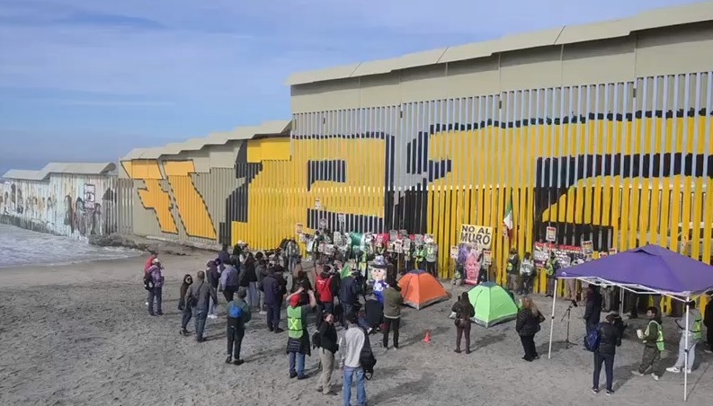 Migrantes se manifiestan en frontera.