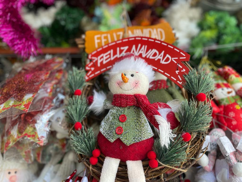 Aumentan hasta un 20% las ventas navideñas en Tianguis El Refugio en Guadalajara (Roberto Hurtado)