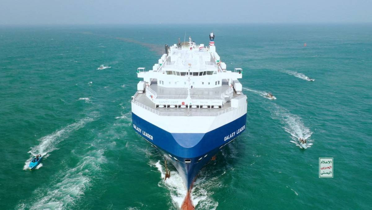 El carguero Galaxy Leader es escoltado por barcos hutí en el mar Rojo | Reuters