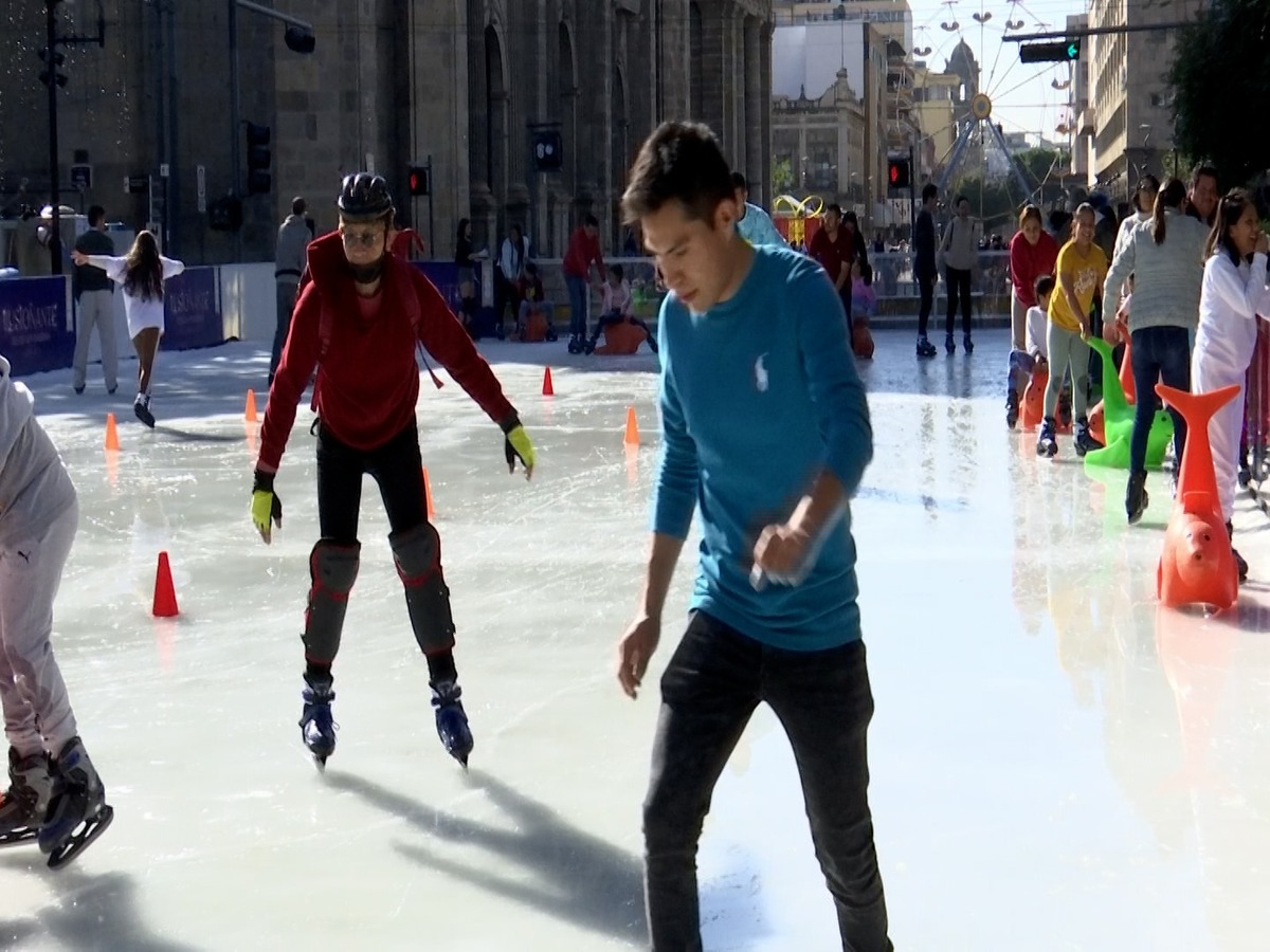 Familias acuden a pista de patinaje en Guadalajara (Karla Victoria Rodríguez)