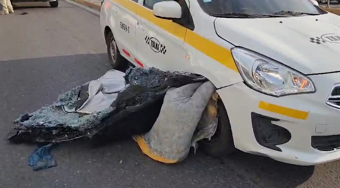 El taxi circulaba metros atrás del camión de basura que trasportaba el colchón.
