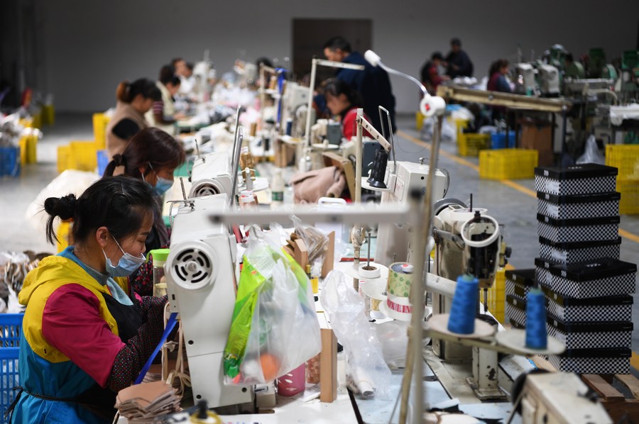 Trabajadores de una fábrica de zapatos en un parque industrial en la ciudad de Anping del condado de Fengjie, Chongqing, suroeste de China. (Xinhua)