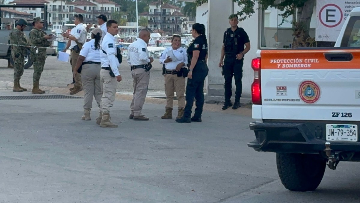 Autoridades apoyaron en el rescate de los cuerpos de las dos personas en Puerto Vallarta (Cortesía)