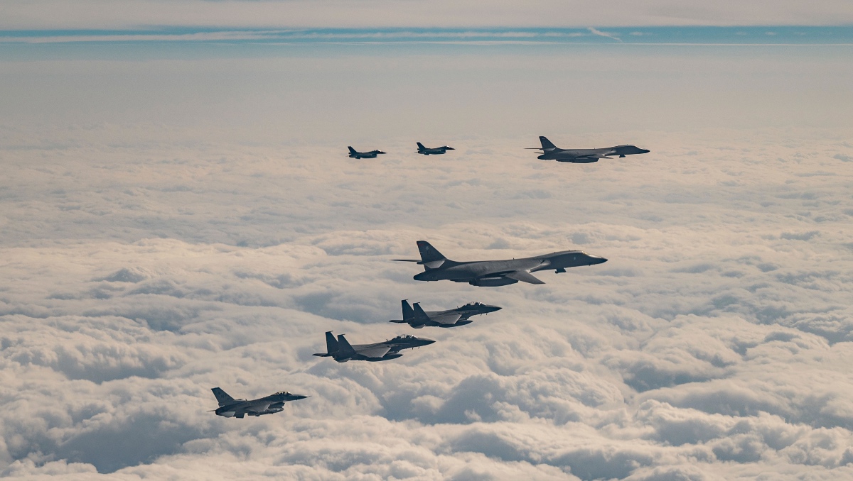 Bombardero de Estados Unidos hace maniobras en Corea del Sur y Japón | AP