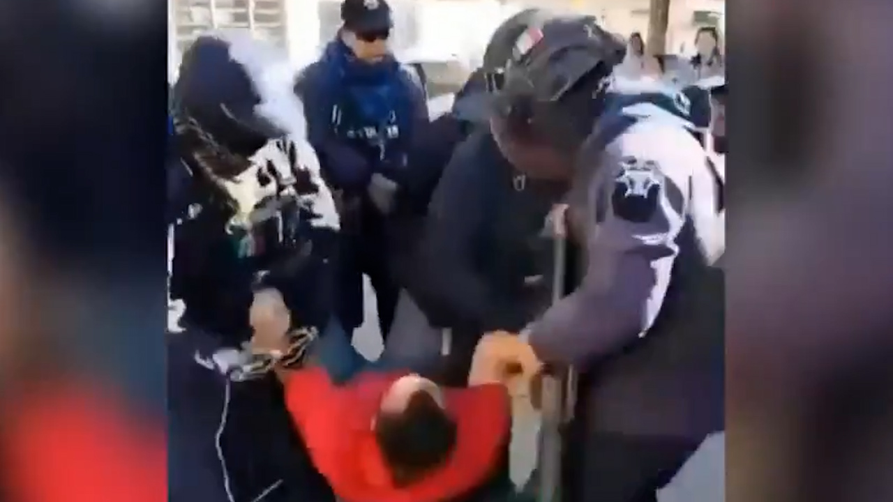 Captan abuso policial contra vendedor de carbón en Paracho, Michoacán