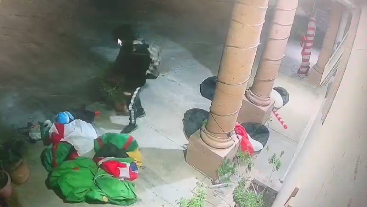 Hombre roba inflables de Navidad en Ciudad Victoria, Tamaulipas.