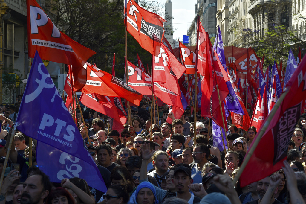 Manifestantes marchan contra las medidas de ajuste económico en Buenos Aires, Argentina | Agencia AP