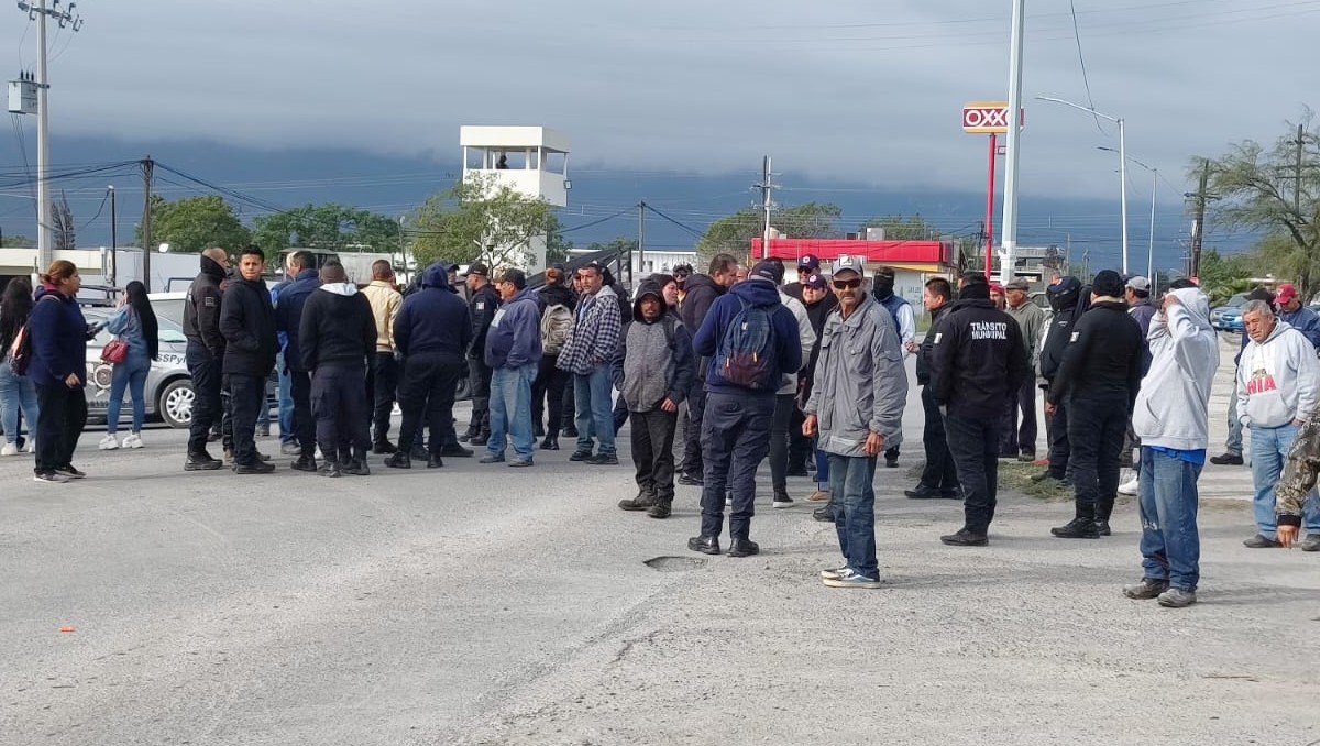 Entre los manifestantes hay oficiales de Policía y Tránsito. Foto: Agustín Martínez