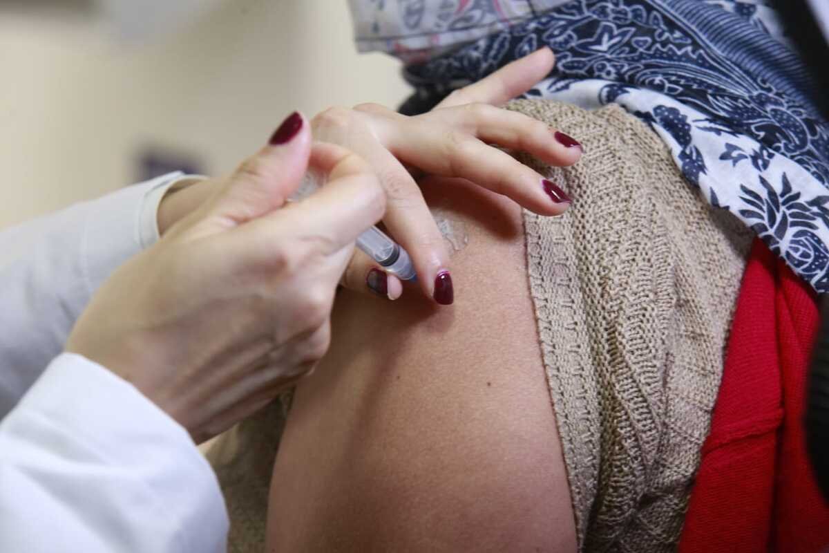 Médicos especializados aplicaron la vacuna contra covid de Pfizer. | Juan Carlos  Bautista