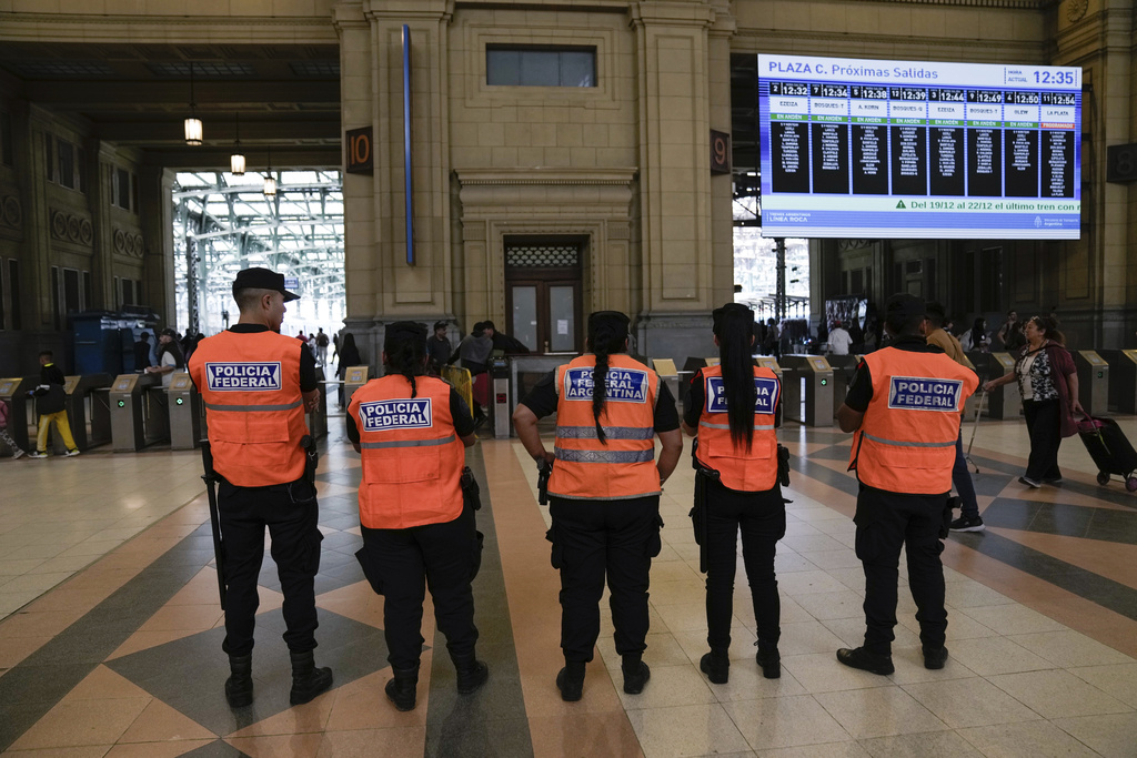 La policía custodia la estación de tren de Constitución en Buenos Aires, Argentina | Agencia AP