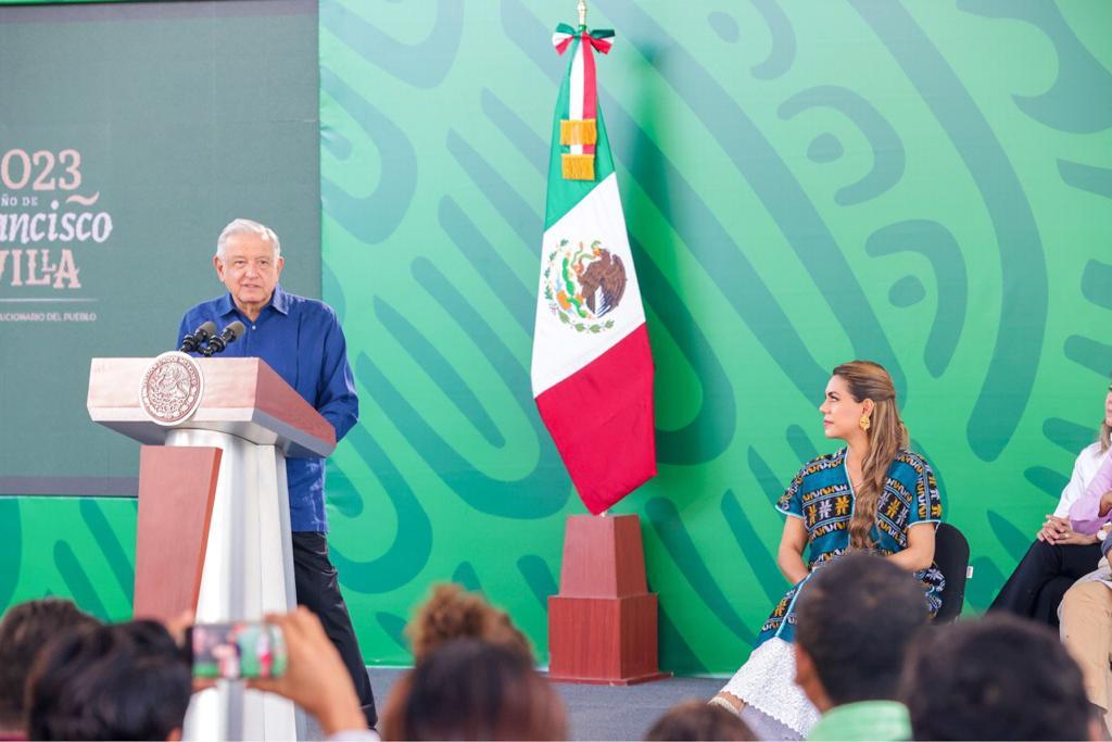 Presidente Lopez Obrador en conferencia matutina desde el puerto de Acapulco junto a Evelyn Salgado.