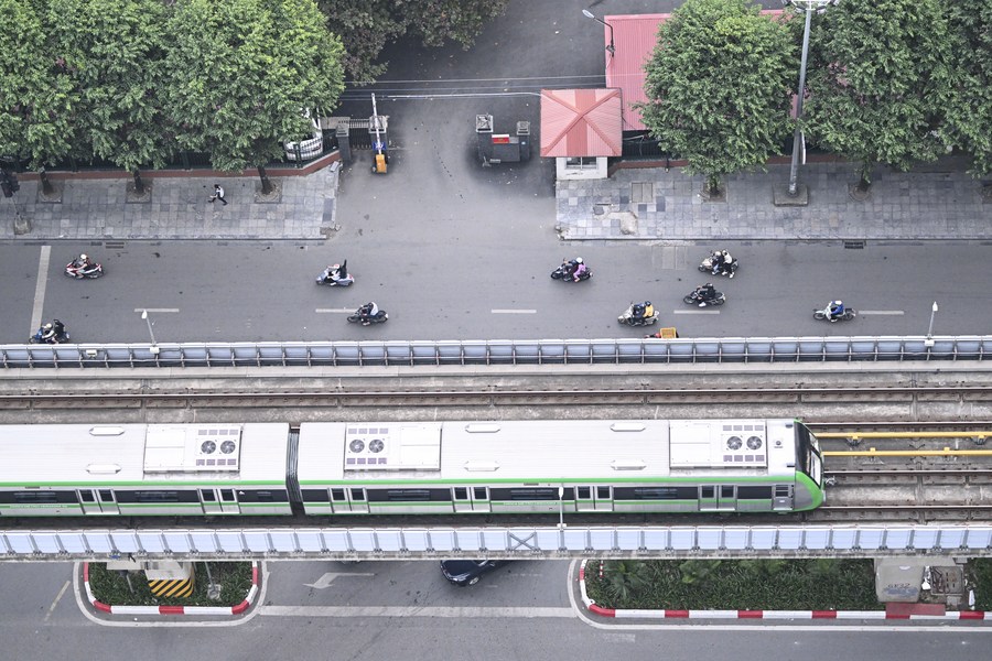 Un tren avanza en Hanói, Vietnam; proyecto entre el BRI de China, y el plan Dos Corredores y un Círculo Económico de Vietnam. (Xinhua/ Cheng Yiheng)