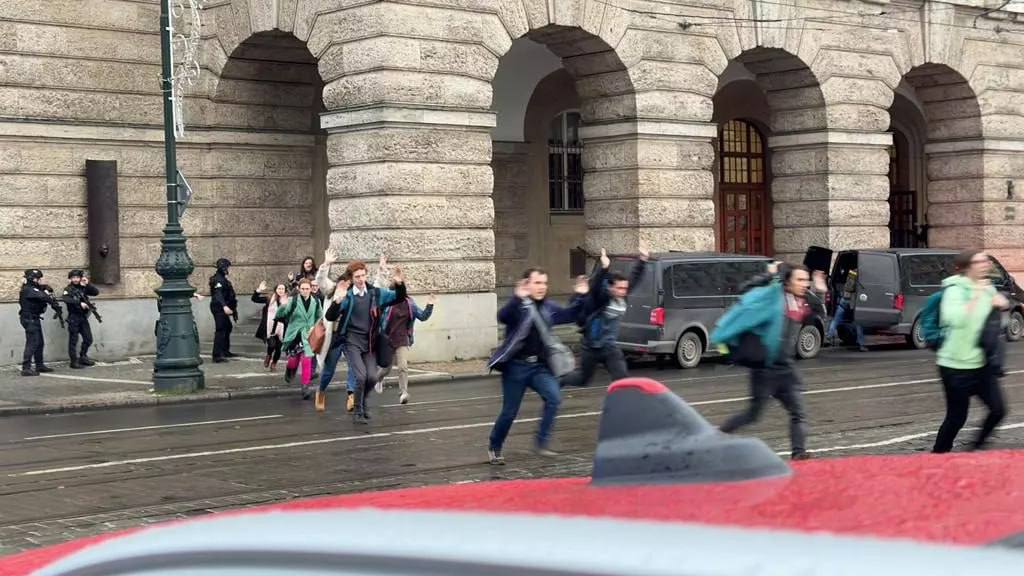 El agresor seguía disparando a pesar de la presencia de la policía de Praga. | Nexta