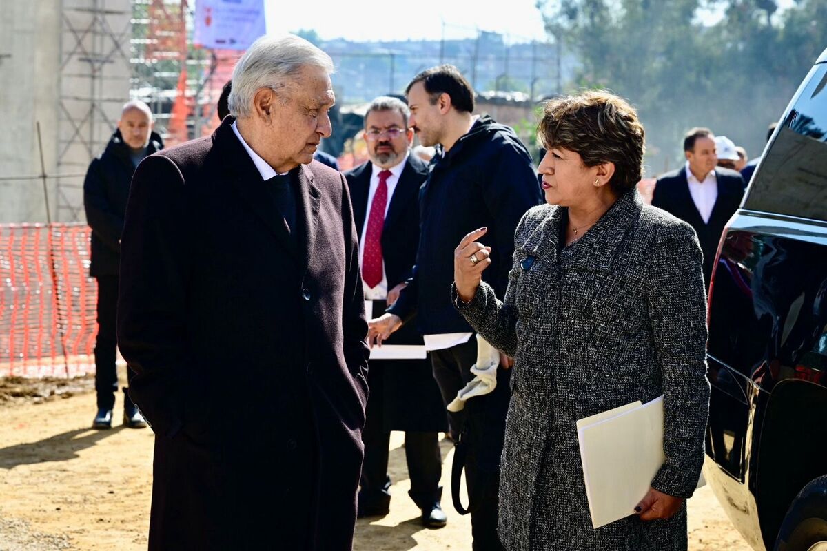 AMLO y Delfina supervisando El Insurgente.| (Especial)