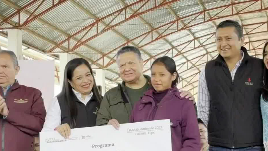 Gobernador de Hidalgo encabeza entrega apoyos en Calnali