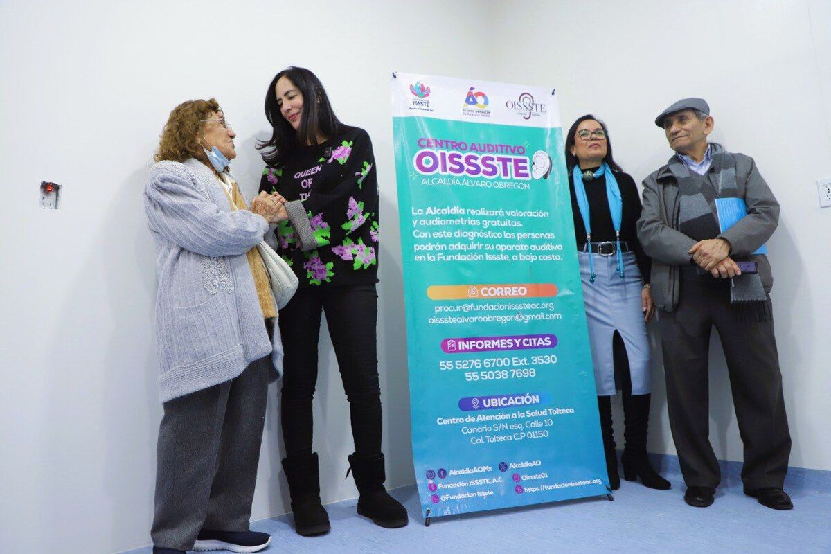 Lía Limón entrega aparatos auditivos a vecinas de Álvaro Obregón.