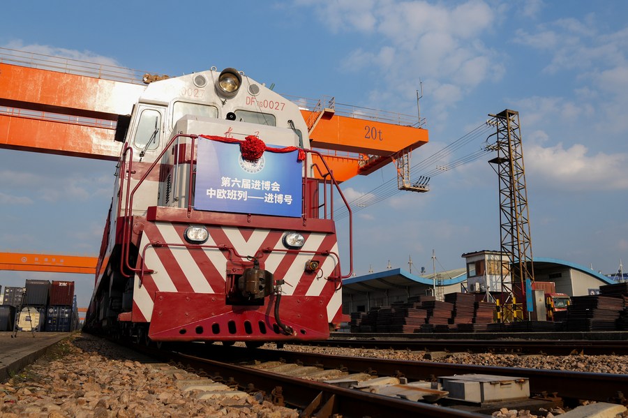 El 11 de octubre arriba a Shanghái un tren de mercancías China-Europa proveniente de Duisburg, Alemania. (Xinhua/ Ding Ting)