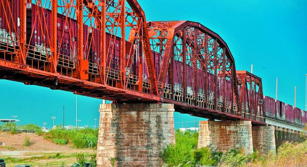 El puente de Piedras Negras, entre los afectados. Daniel Becerra