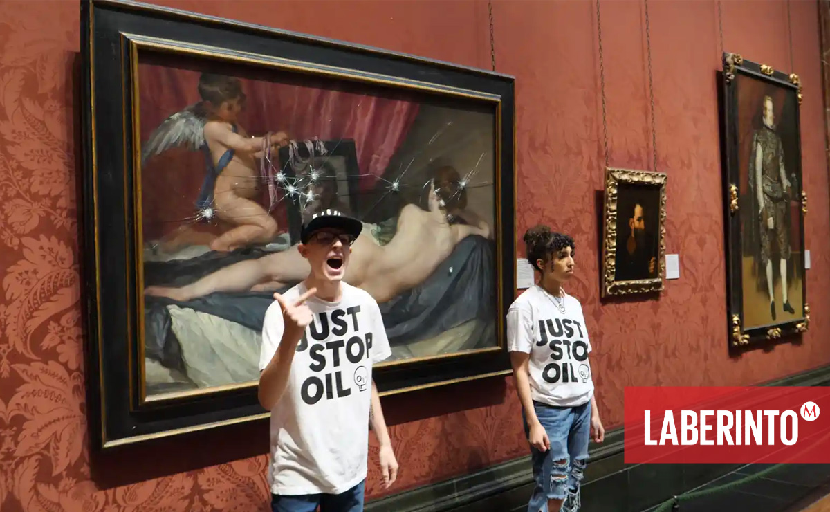 Dos activistas de 'Just Stop Oil' protestan rompiendo una capa de vidrio protector en la Galería Nacional, Londres. (Especial)