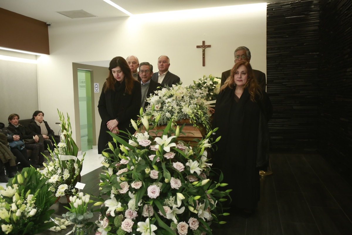 Cecilia y Laura Pacheco acompañadas de amigos de la periodista durante la guardia de honor. (Foto: Juan Carlos Bautista)
