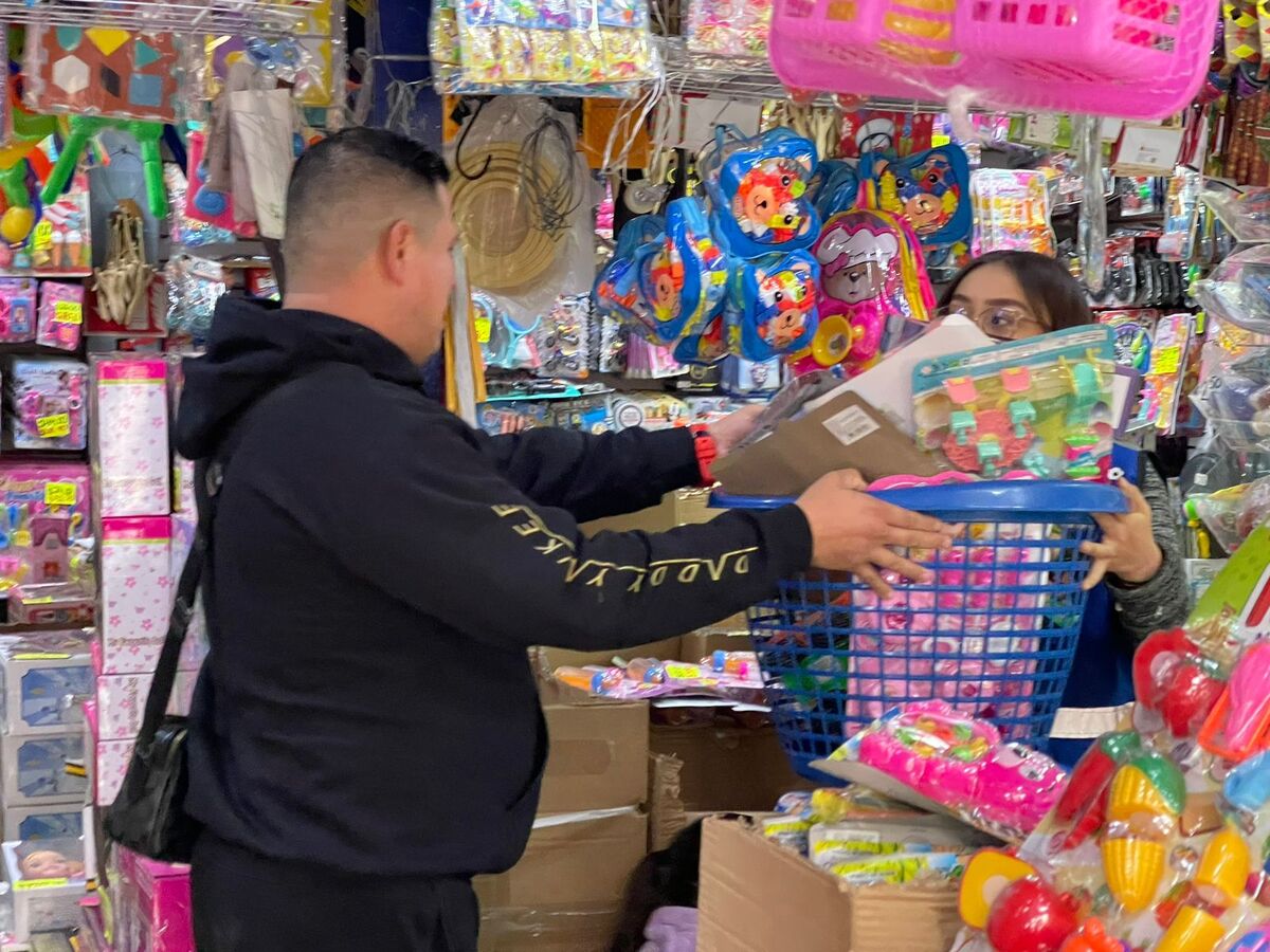 Familia de la Cruz reparte regalos a personas de bajos recursos durante fiestas decembrinas (Karla Victoria Rodríguez)