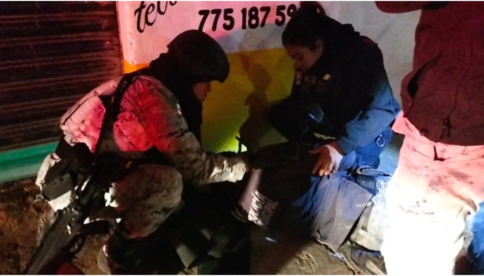 El policía cayó de cabeza quedando inconsciente, por lo que fue auxiliado por compañeros y la Cruz Roja (Cortesía)