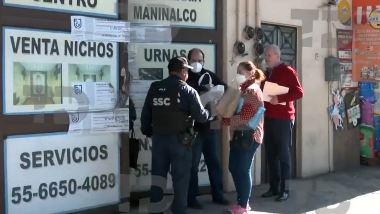 Cierran funeraria en CDMX por presunta desaparición de personas; familias recuperan urnas