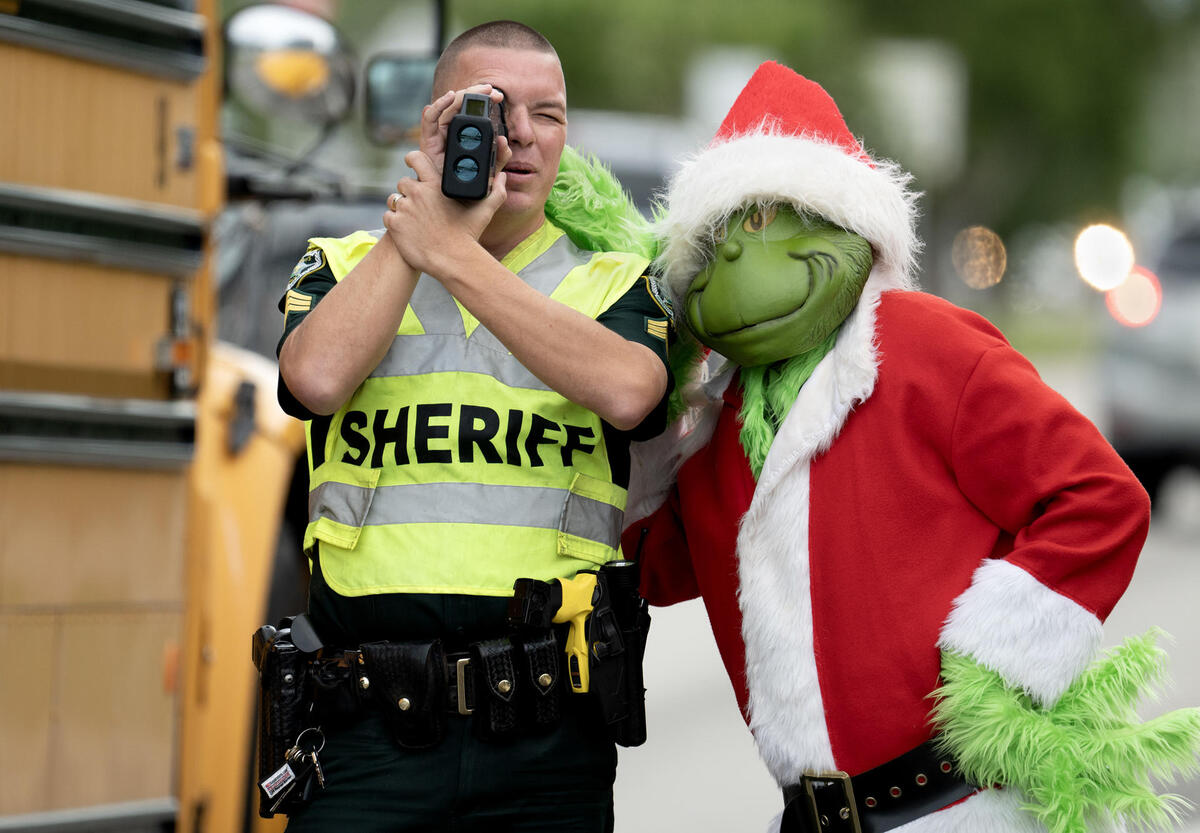 El policía Lou Caputo se disfrazó de 'El Grinch' | EFE