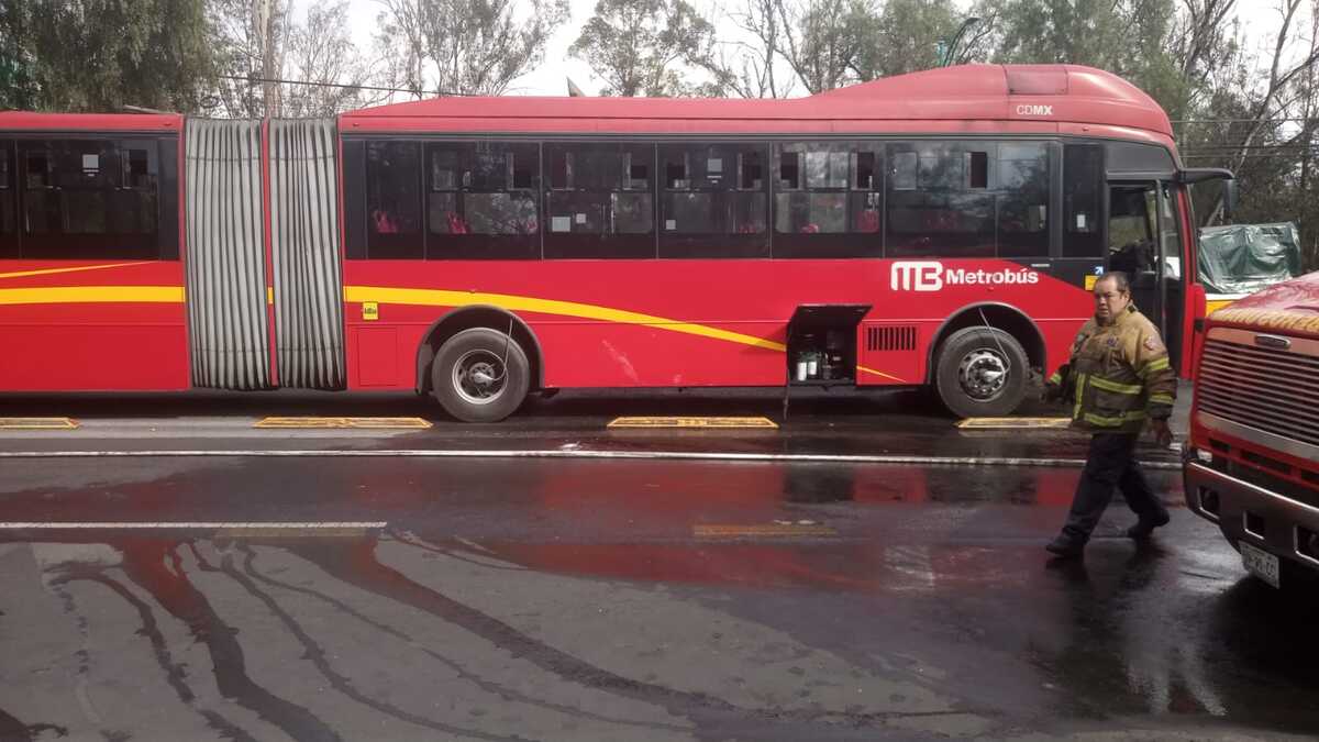 Avenida Insurgentes: Incidente de incendio en Metrobús | Karla Guerrero