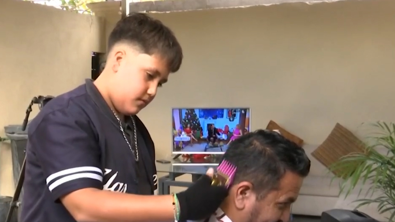 Joven emprende con 'Barber Shop' en la cochera de su casa en Torreón, Coahuila