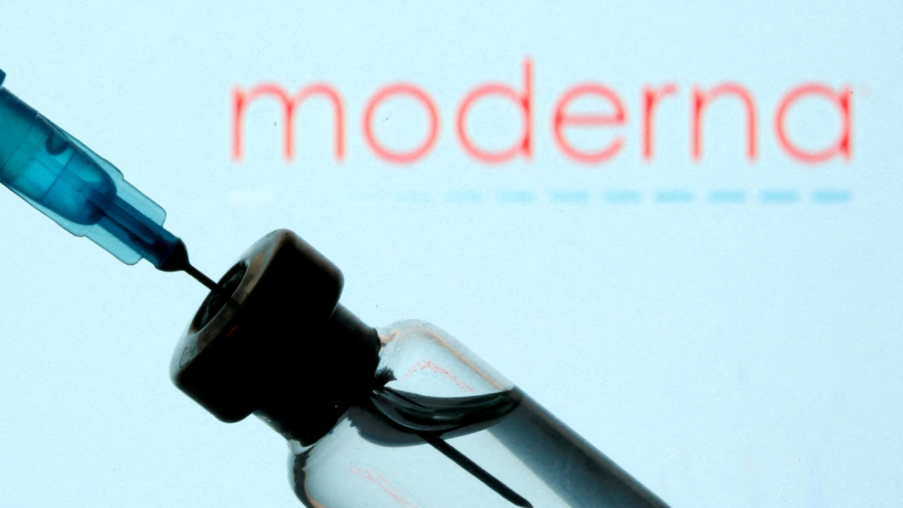Llega primer lote de vacunas actualizadas covid-19 de Moderna a México