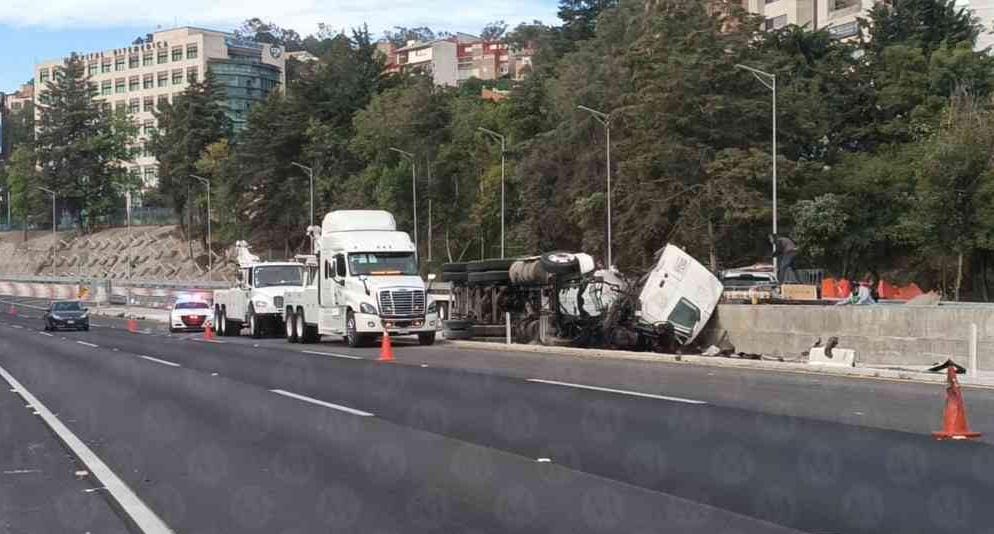 Volcadura de camión con jugos en autopista.