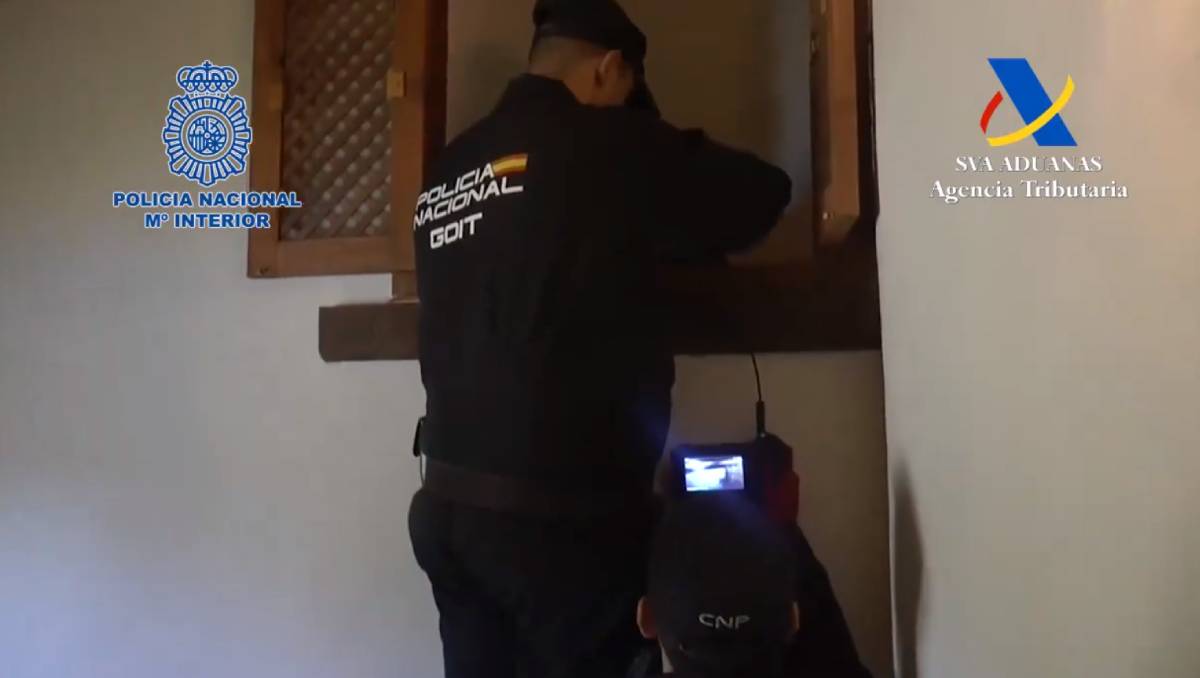 Los adeptos eran obligados a sostener relaciones sexuales con la lideresa del grupo, esposa del psicólogo involucrado. | @policia