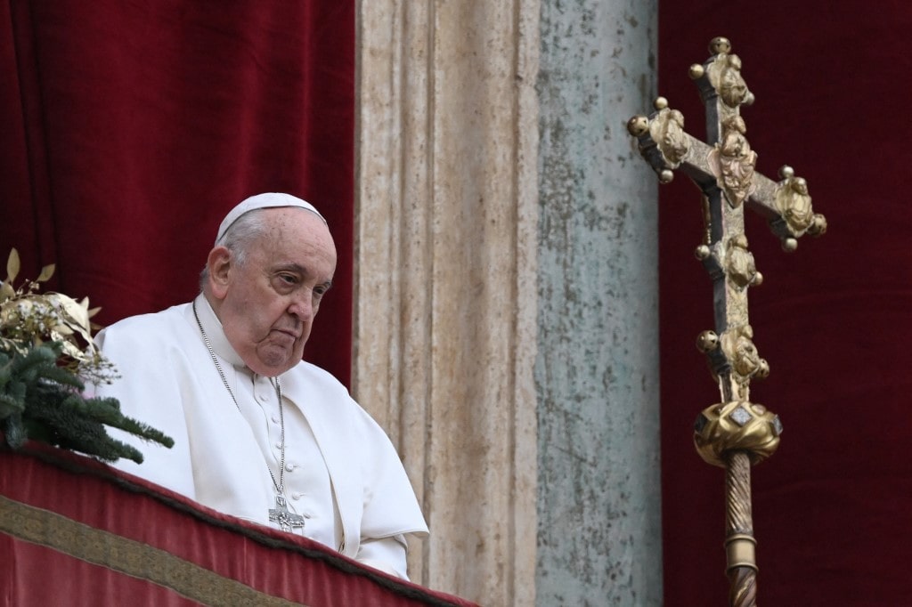El papa Francisco en el balcón de la basílica de San Pedro. (AFP)