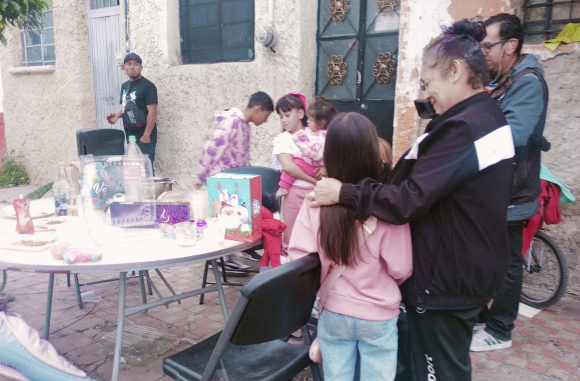 Vecinos y familias se reúnen en la colonia Moderna. (Josefina Ruíz)