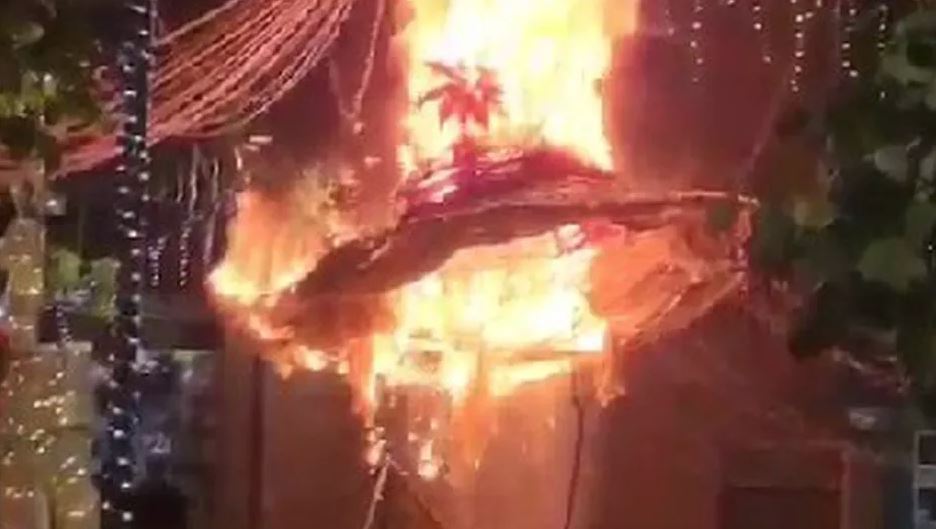 Ciudadanos prenden fuego a los adornos navideños en Sayula de Alemán, Veracruz