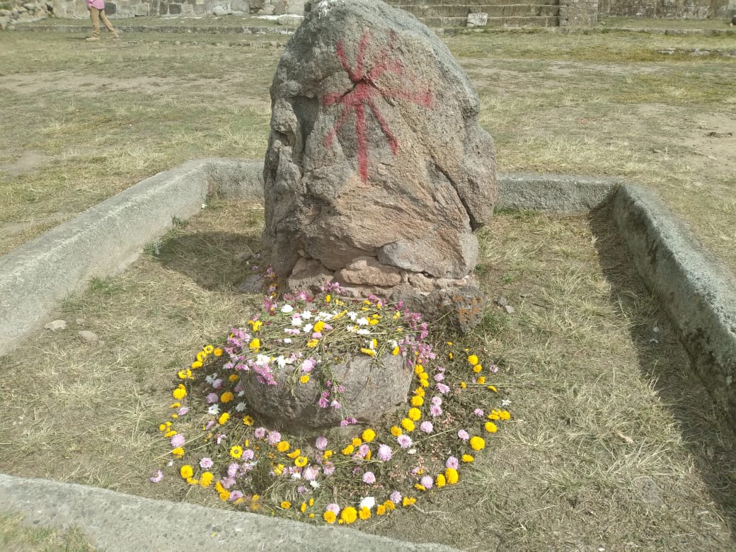En protesta contra delegado del INAH grafitean en Huapalcalco.