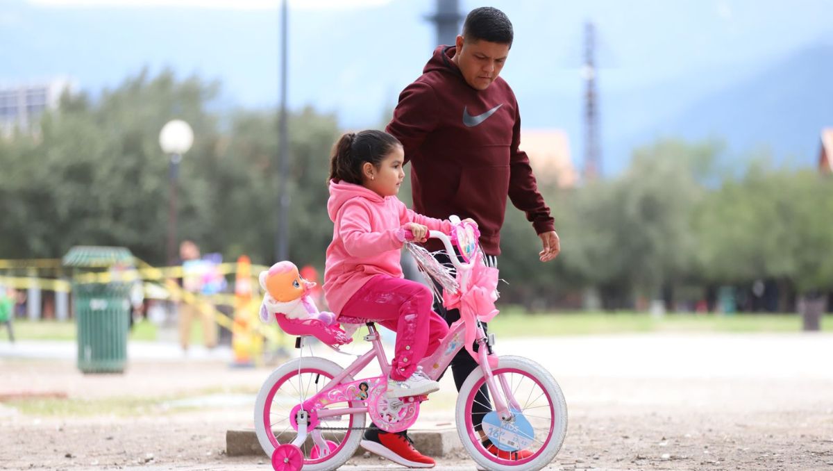 Sin importar la baja temperatura que se sintió, padres e hijos se dieron cita en la pista | Jorge López