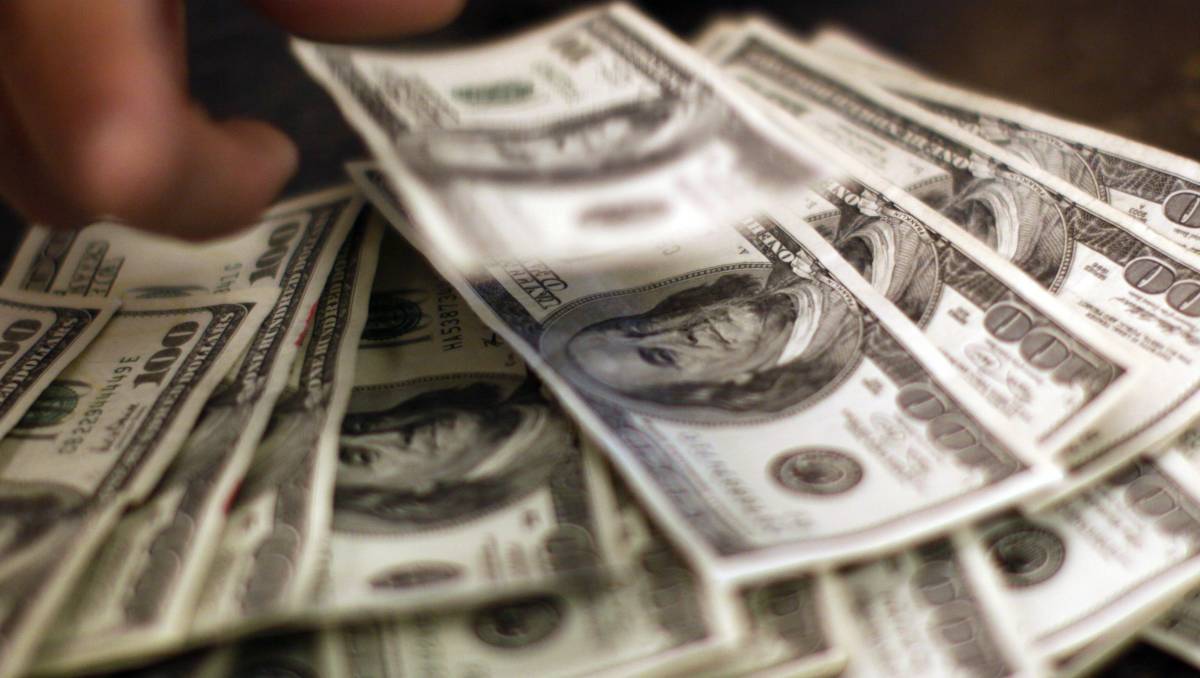 Monex apuntó que la divisa mexicana se favoreció por el debilitamiento del indicador del Índice de Precios de Viviendas en EU. | Reuters