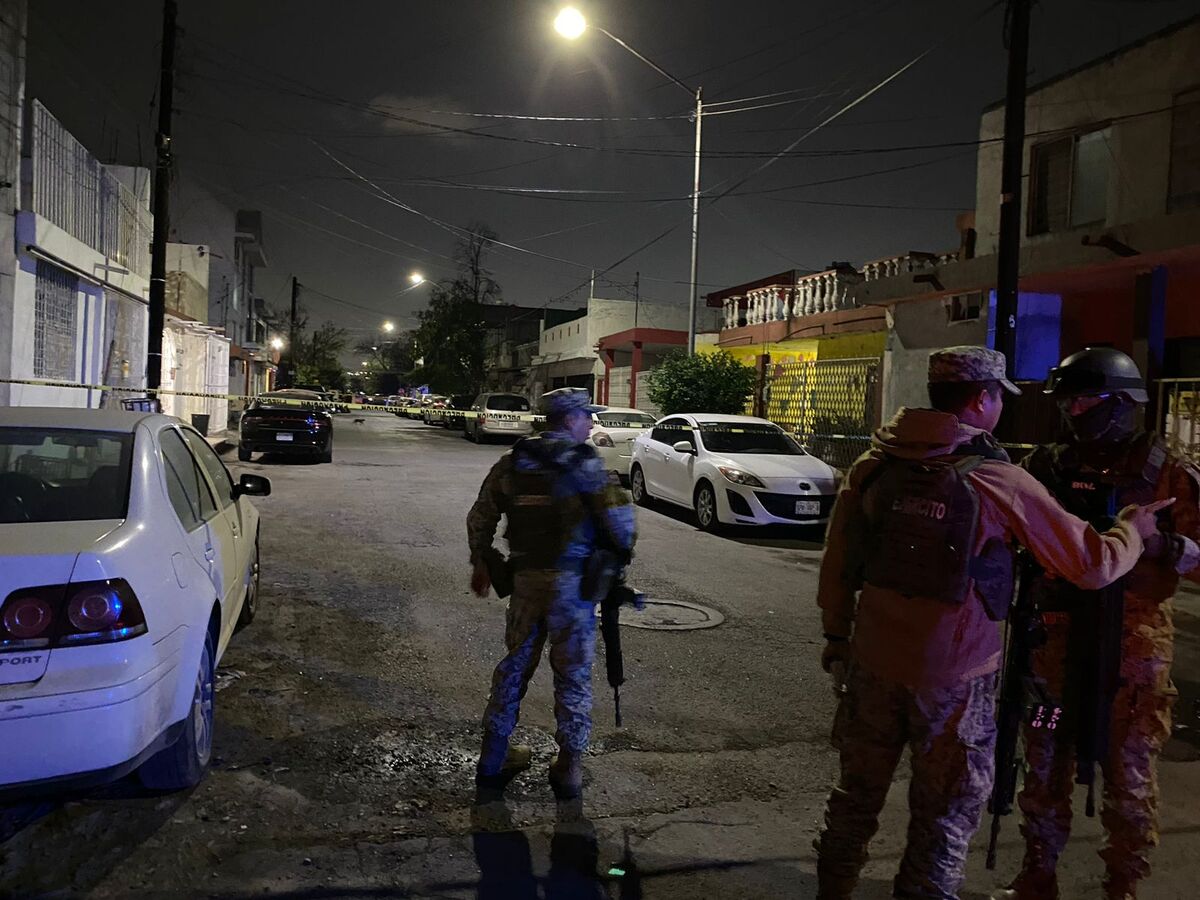 Paramédicos confirmaron la muerte del hombre. Foto: Edgar Plata