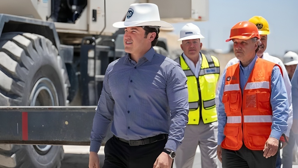 Samuel García, gobernador de Nuevo León con Juan Ignacio Barragán, director de AyD
